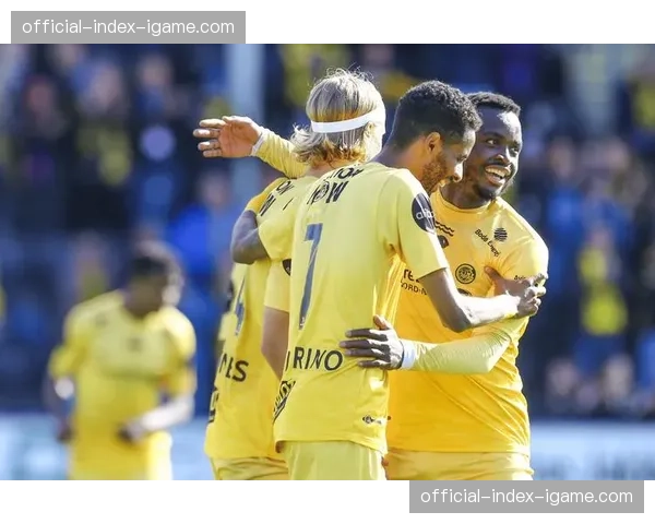 特写:大雨中,富勒姆小球迷为客队门将鼓掌获回应 特写:大雨中,富勒姆小球迷为客队门将鼓掌获回应